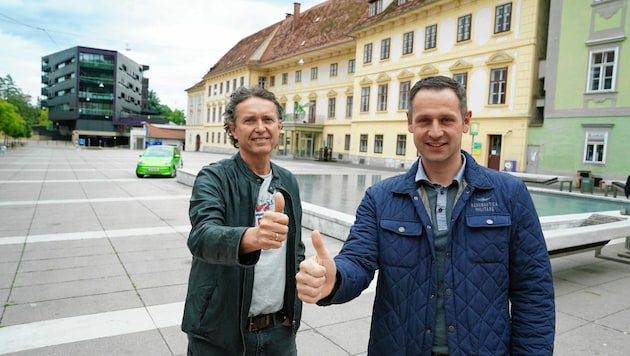Daumen hoch am Karmeliterplatz: Wolfgang Nusshold (l.) und FPÖ-Klubobmann Armin Sippel freuen sich auf den Sommer. (Bild: Pail Sepp)