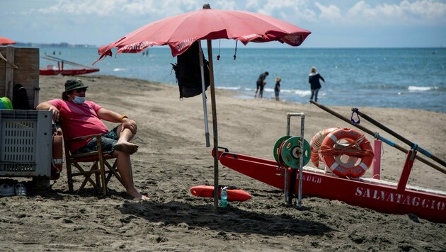 Am Strand von Fregene in der Nähe von Rom (Bild: AFP)