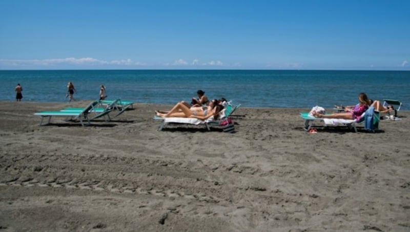 Nur wenige Sonnenanbeter suchen derzeit die italienischen Strände auf. (Bild: AFP)