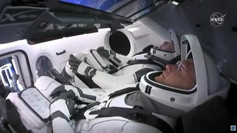 Die NASA-Astronauten Bob Behnken und Doug Hurley in der SpaceX-Crew-Dragon-Kapsel (Bild: AFP)