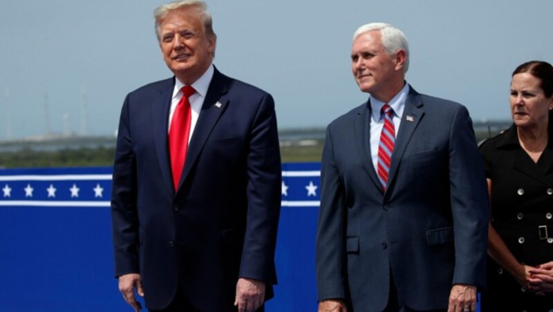 US-Präsident Donald Trump und Vizepräsident Mike Pence verfolgten den Start vor Ort. (Bild: AP)