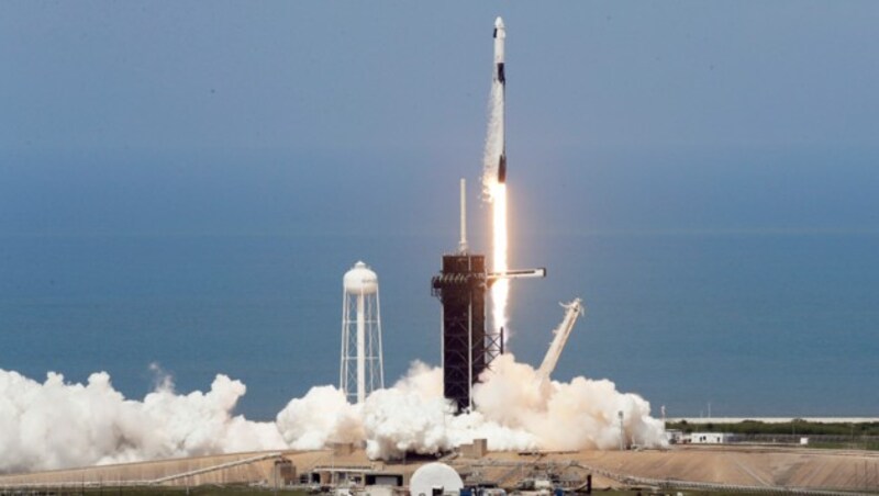 Die SpaceX Falcon 9 beim Start in Cape Canaveral, Florida (Bild: AP)