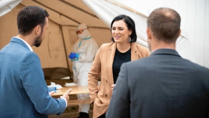 Landesrat Schuschnig und Ministerin Köstinger besuchten die Teststation in Klagenfurt. (Bild: (c)BMLRT/Paul Gruber)