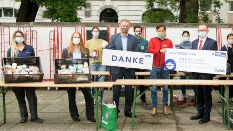 Foto: v.l.n.r., 1. Reihe: Aleksandra Stevic, Monteurin Wiener Netze, Daniela Holzer, Buslenkerin Wiener Linien, stv. Geschäftsdirektor Wiener Stadtwerke DI Peter Weinelt, Caritas Generalsekretär Klaus Schwertner und WSTW Generaldirektor Dr. Martin Krajcsir.  (Bild: Wiener Stadtwerke/Hörmandinger)