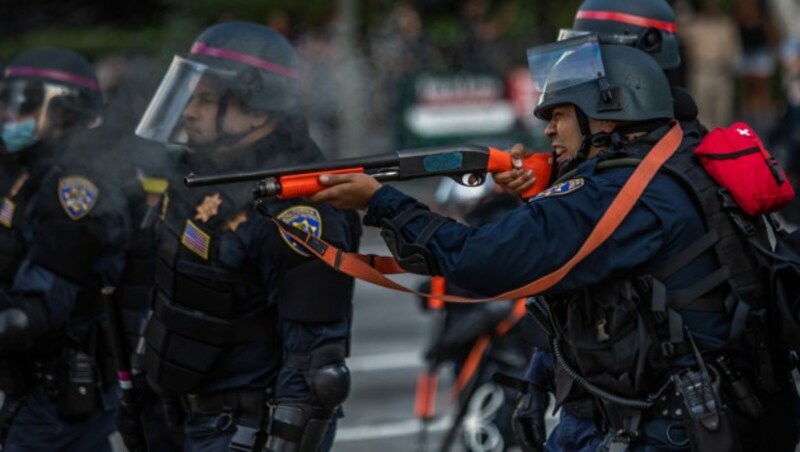 Polizisten in Minneapolis schossen mit Gummigeschossen auf zwei Journalisten und verletzten sie dabei. (Bild: AFP)