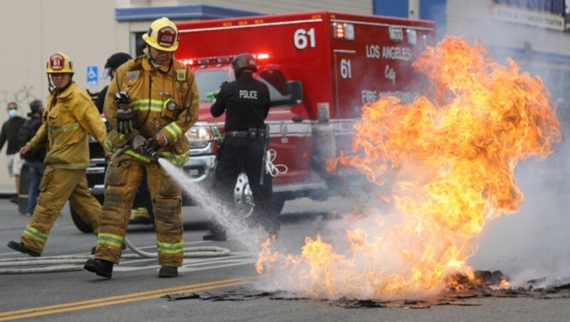 Immer wieder müssen Feuerwehrleute ausrücken, um gelegte Brände zu löschen. (Bild: AP)