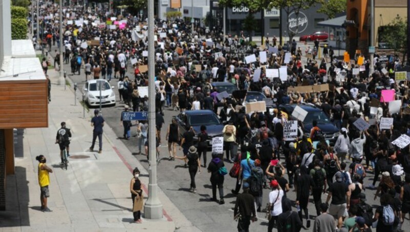 Quer durch die USA gehen die Menschen auf die Straßen, um zu demonstrieren, weil ein weißer Polizist den Afroamerikaner George Floyd bei einem Einsatz tötete. (Bild: AP)