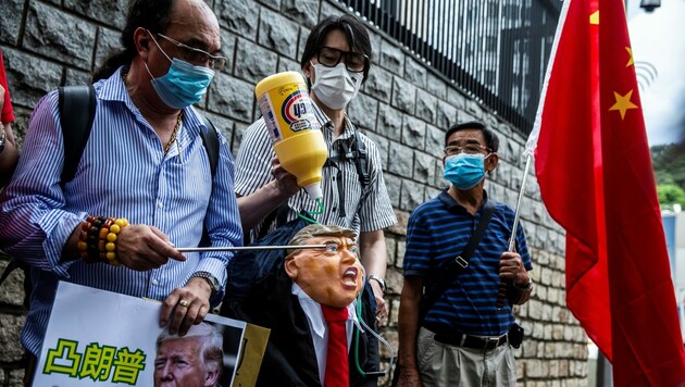 Pro-China-Aktivisten protestieren außerhalb des US-amerikanischen Konsulats in Hongkong gegen die US-Außenpolitik. (Bild: AFP)