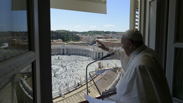 Zum ersten Mal seit Monaten hat Papst Franziskus zu Pfingsten sein Sonntagsgebet wieder von seinem Fenster aus vor Gläubigen abgehalten. (Bild: Handout / VATICAN MEDIA / AFP)