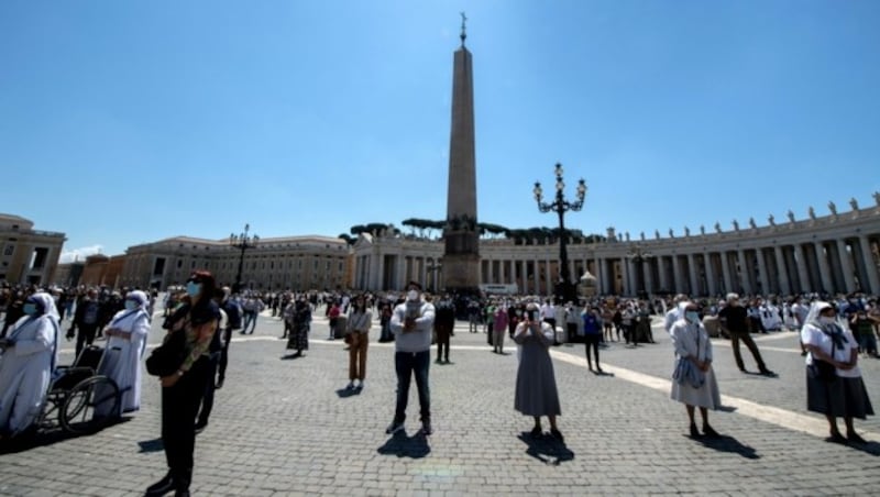 Verhältnismäßig wenige Gläubige versammelten sich am Pfingstsonntag auf dem Petersplatz, um dem Gebet des Papstes zu lauschen. (Bild: AFP)