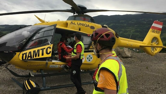 Der Rettungshubschrauber Christophorus 11 flog die Verletzte ins Krankenhaus. (Bild: Bergrettung Klagenfurt)