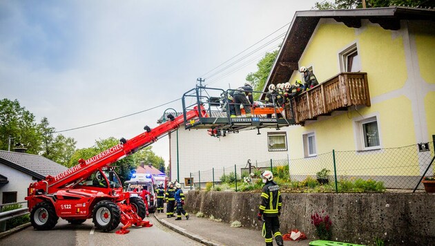 Die Feuerwehr unterstützte die Rettungskräfte bei der Bergung des Patienten (Bild: Gerald B.)