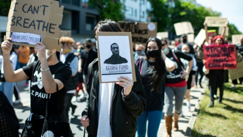 Protest vor der US-Botschaft in Berlin (Bild: AP)