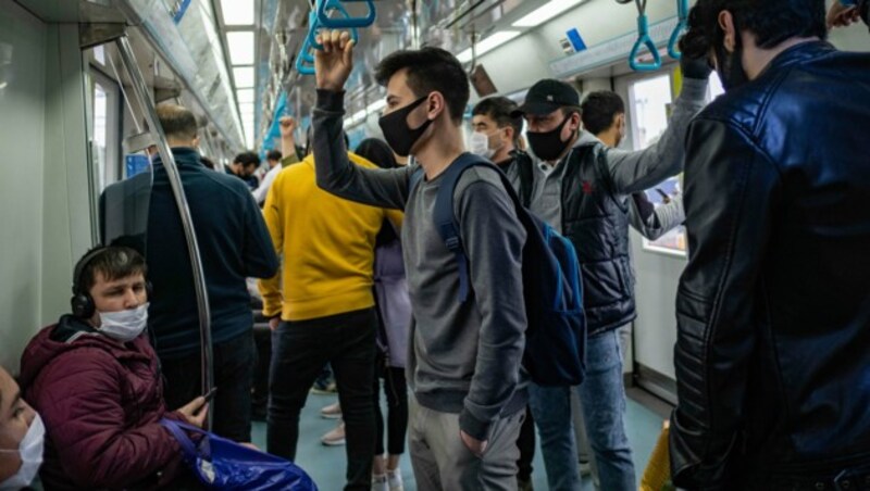 In den öffentlichen Verkehrsmitteln der Millionenmetropole Istanbul ist das Tagen eines Mund-Nasen-Schutzes verpflichtend. (Bild: AFP)
