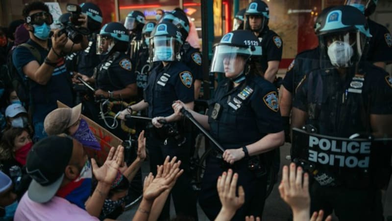 Immer wieder kommt es zu Zusammenstößen zwischen der Polizei und den Demonstranten. (Bild: AP)