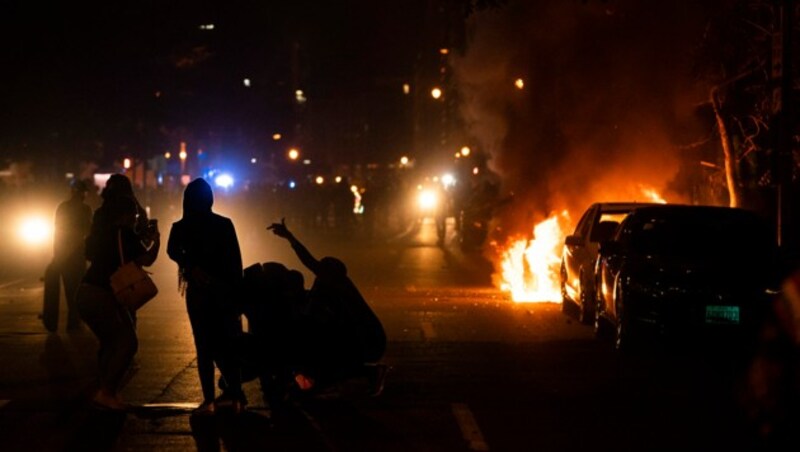 Die Polizei setzt Tränengas und Pfefferspray gegen die Demonstranten ein. (Bild: AP)