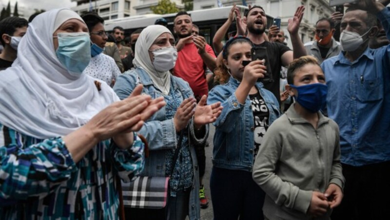 Flüchtlinge demonstrieren vor dem UNHCR-Hauptquartier in Athen. (Bild: AFP)