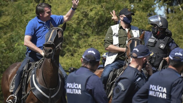 Während es in Brasilien bereits mehr als 500.000 bestätigte Corona-Fälle gibt, spielt Präsident Jair Bolsonaro (l.) die Gefährlichkeit der Pandemie weiter herunter. (Bild: AP)