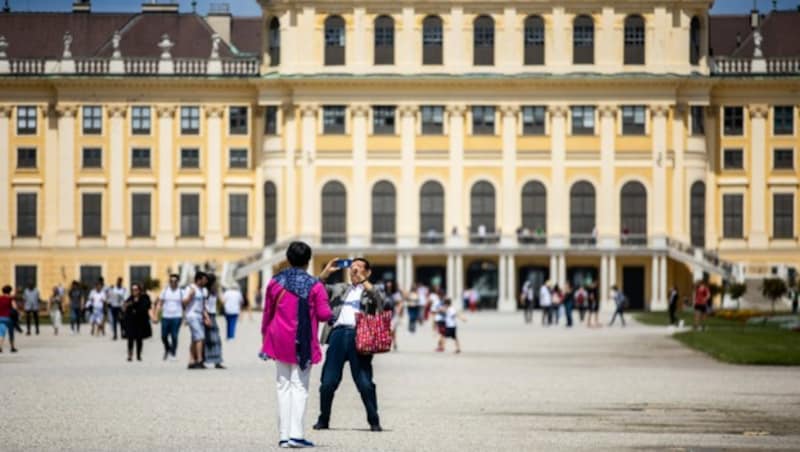 Die Touristen vor dem Schloss Schönbrunn in Wien fehlen derzeit noch. (Bild: APA/GEORG HOCHMUTH)