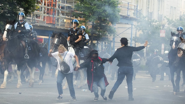 Die Polizei in Washington setzt Tränengas gegen die Demonstranten ein. (Bild: AFP)