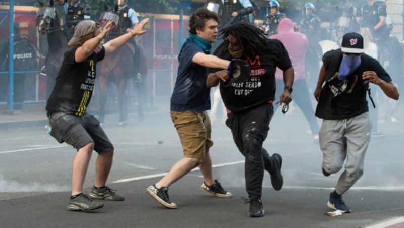 Außerhalb des Weißen Hauses ging die Polizei mit Tränengas gegen Demonstranten vor. (Bild: AFP)