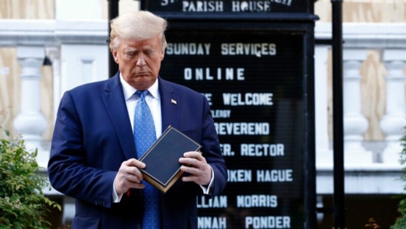 Trump posierte für Pressefotos mit einer Bibel in der Hand vor der St.-Johns-Kirche, während die Polizei auf der gegenüberliegenden Straßenseite mit Tränengas gegen Demonstranten vorging. (Bild: Associated Press)