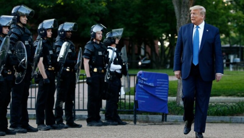 Trump ging vorbei am Lafayette Park in Washington, der von der Polizei abgeriegelt wurde, um vor einer Kirche für ein Bibel-Foto zu posieren. (Bild: AP)