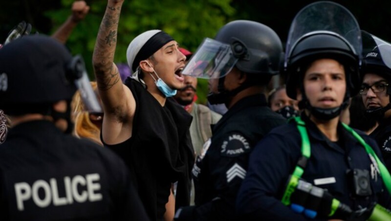 Los Angeles: Auch in der siebenten Nacht in Folge kam es in den gesamten USA zu Protesten gegen Rassismus und Polizeigewalt. (Bild: AP)