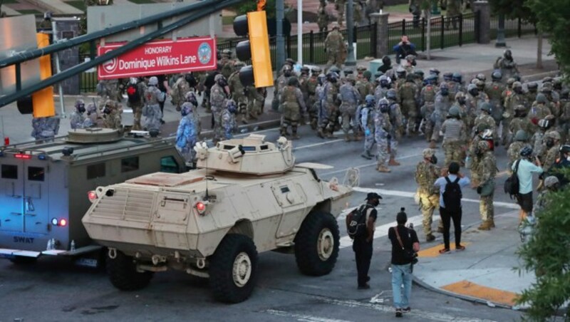 In Atlanta ist die Nationalgarde bereits im Einsatz. US-Präsident Trump will nun auch das Militär zum Stopp der Proteste in die Städte schicken. (Bild: AP)