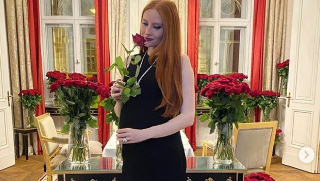 Barbara Meier bekam 1000 rote Rosen zum ersten Hochzeitstag. (Bild: instagram.com/barbarameier)