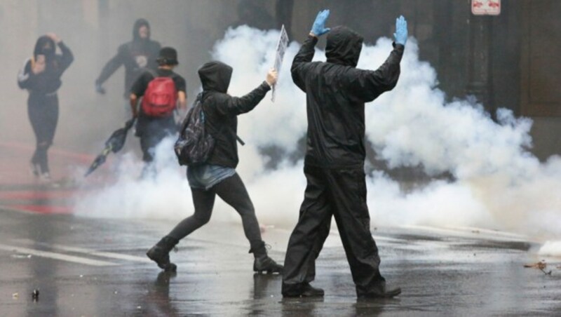 Die Polizei setzt gegen die Demonstranten in den US-Städten vermehrt Tränengas ein. (Bild: AFP)