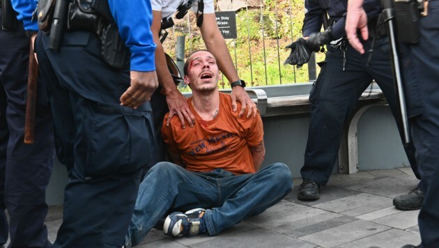 Ein festgenommener Demonstrant in New York (Bild: AFP)