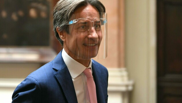 Ex-Finanzminister Karl-Heinz Grasser mit Gesichtsvisier (Bild: APA/ROLAND SCHLAGER)