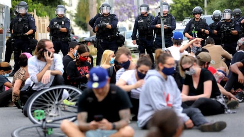 Protestierende in Hollywood werden von der Polizei bewacht. (Bild: AFP/Getty Images/Mario Tama)