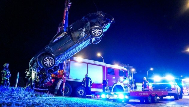 Nächtlicher Einsatz bei Scheinwerferlicht: Ein Autofahrer fuhr in Eisenstadt auf einen Kreisverkehr auf. Der Lenker wurde nur leicht verletzt. (Bild: BFKDO EU)