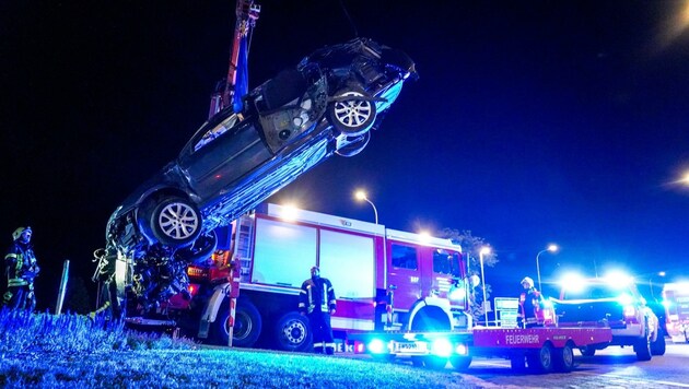 Nächtlicher Einsatz bei Scheinwerferlicht: Ein Autofahrer fuhr in Eisenstadt auf einen Kreisverkehr auf. Der Lenker wurde nur leicht verletzt. (Bild: BFKDO EU)