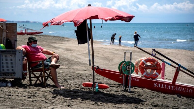 Dieser Bademeister in Fregenae hat noch nicht viel zu tun ... (Bild: AFP)