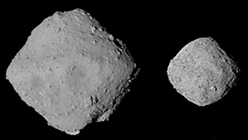 Die diamantförmigen Asteroiden Ryugu (links) und Bennu (Bild: NASA/University of California, JAXA)