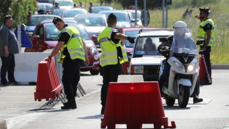 Szenen an der französisch-italienischen Grenze nach der Öffnung (Bild: AFP)