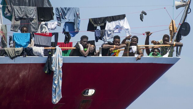 Mehr als 400 Migranten sitzen auf Touristenbooten vor der Mittelmeerinsel Malta fest. (Bild: AP)