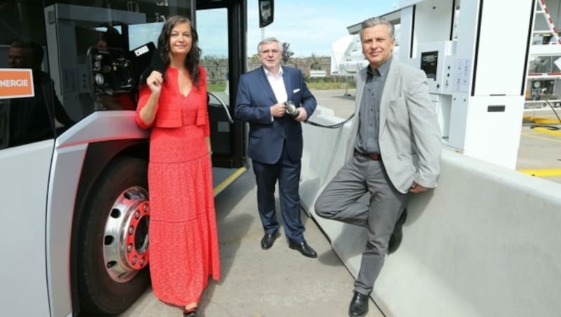 Stadträtin Ulli Sima und SPÖ-Klubchef Taucher (re.) bei der Tankstelle in der Leopoldau. (Bild: Klemens Groh)