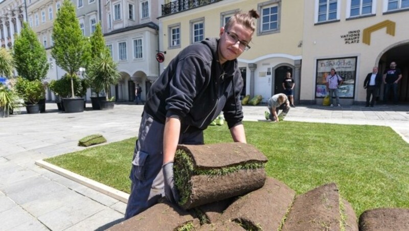 Die Mitarbeiter der Stadtgärten haben gestern schon mal den Rollrasen für die Oase verlegt. (Bild: Stadt Linz)