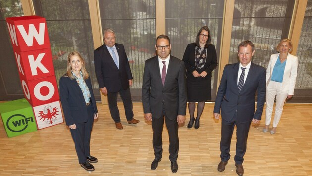 WK-Präsident Christoph Walser (Mi.) inmitten seiner Stellvertreter. (Bild: WKT/Die Fotografen)