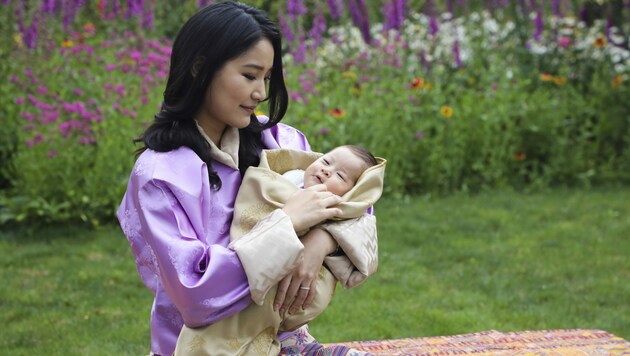 Königin Jetsun Pema blickt liebevoll auf ihren zweitgeborenen Sohn. (Bild: AFP)