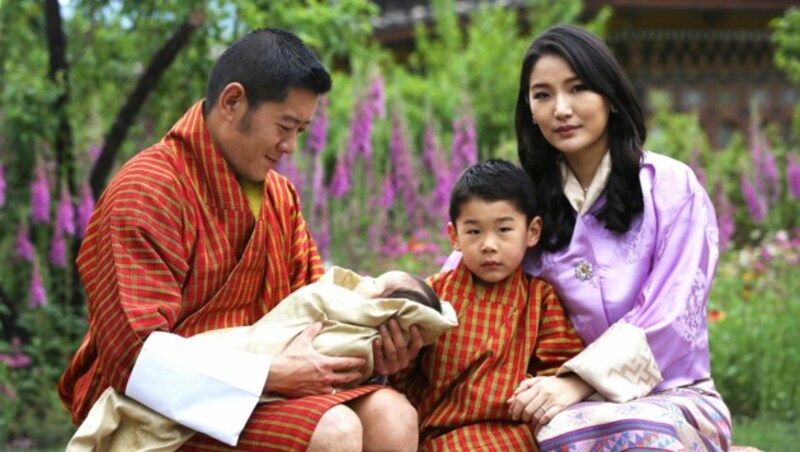 König Jigme Khesar Namgyel Wangchuck und Jetsun Pema mit ihren Kindern (Bild: APA/AFP)