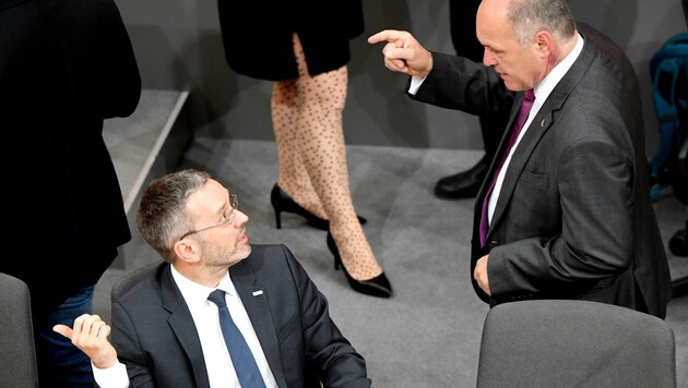 Herbert Kickl (FPÖ) ve Wolfgang Sobotka (ÖVP) (Bild: APA/ROLAND SCHLAGER)