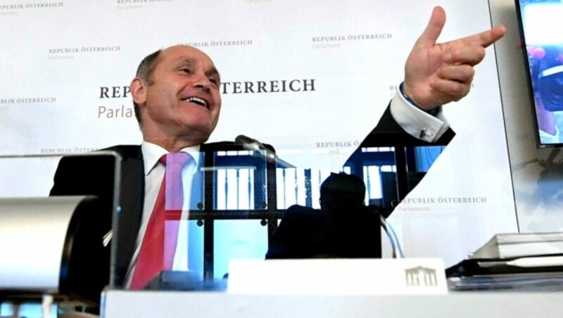 Bereits seit Beginn des Ausschusses schwelt Kritik am Vorsitzenden Wolfgang Sobotka (ÖVP) - nun muss er wohl auch als Auskunftsperson vor dem Ausschuss erscheinen. (Bild: APA/HELMUT FOHRINGER)