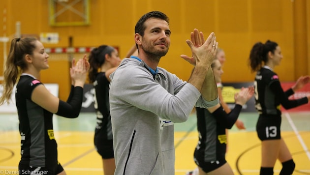 Der nun in Mondsee wohnhafte Roland Schwab (M.) feiert mit den Volley-Girls von Linz-Steg große Erfolge. (Bild: Scharinger Daniel)