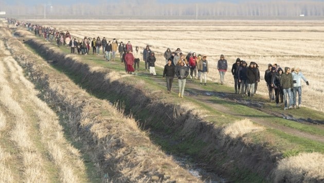 Mehr als 6000 Flüchtlinge sollen sich mobilisiert haben (Archivbild), um den griechisch-türkischen Grenzfluss Evros illegal zu überwinden. (Bild: TOLGA BOZOGLU)