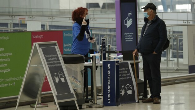 In der Waterloo Station in London verteilen NHS-Mitarbeiter Masken und erinnern an Handhygiene. (Bild: AP)